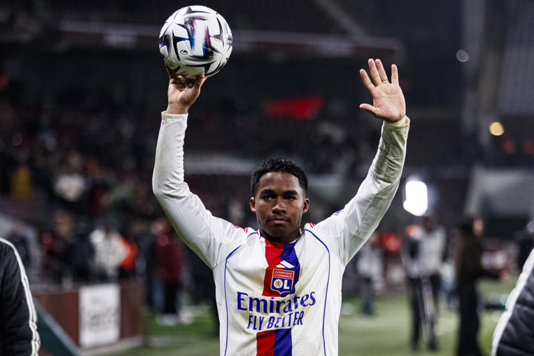 Endrick faz história na Ligue 1 com hat-trick pelo Lyon e entra para os livros do futebol francês