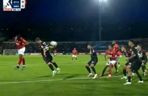 (VÍDEO) Penálti contra o Benfica dá vantagem ao Santa Clara após lance polémico na área