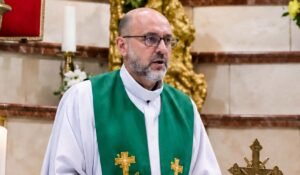 Padre morre após cruz de madeira cair sobre ele durante missa transmitida em direto
