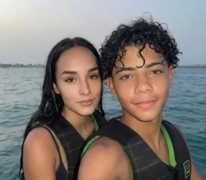 Cristiano Ronaldo Jr. apanhado em clima de romance e rumores deixam fãs curiosos