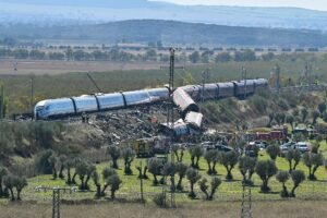 Tragédia ferroviária em Espanha faz 69 mortos: investigação aponta para falhas no sistema de sinalização